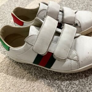 GIRLS GUCCI GREEN AND RED WEB SNEAKER WITH VELCRO CLOSURE
